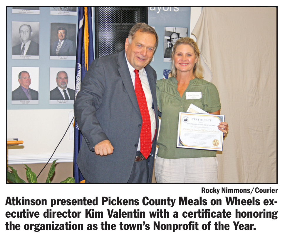 Mayor Atkinson presents Kim Valentin from Meals on Wheels the Nonprofit of the Year award.